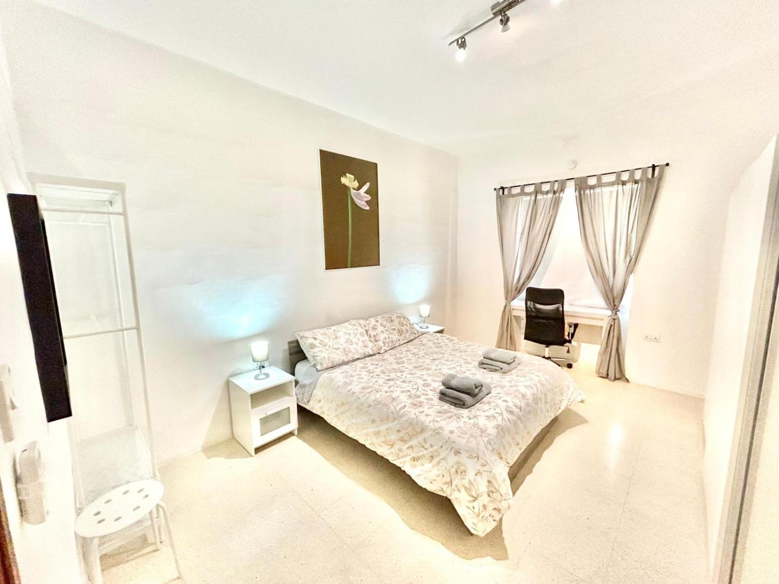 St Julians - Balluta Bay Large 3 Bedroom Apartment Sliema Buitenkant foto