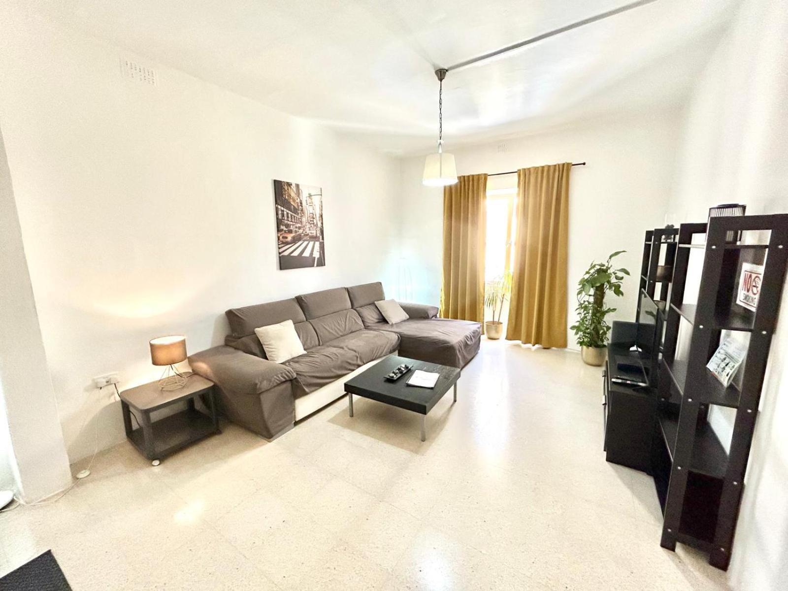 St Julians - Balluta Bay Large 3 Bedroom Apartment Sliema Buitenkant foto
