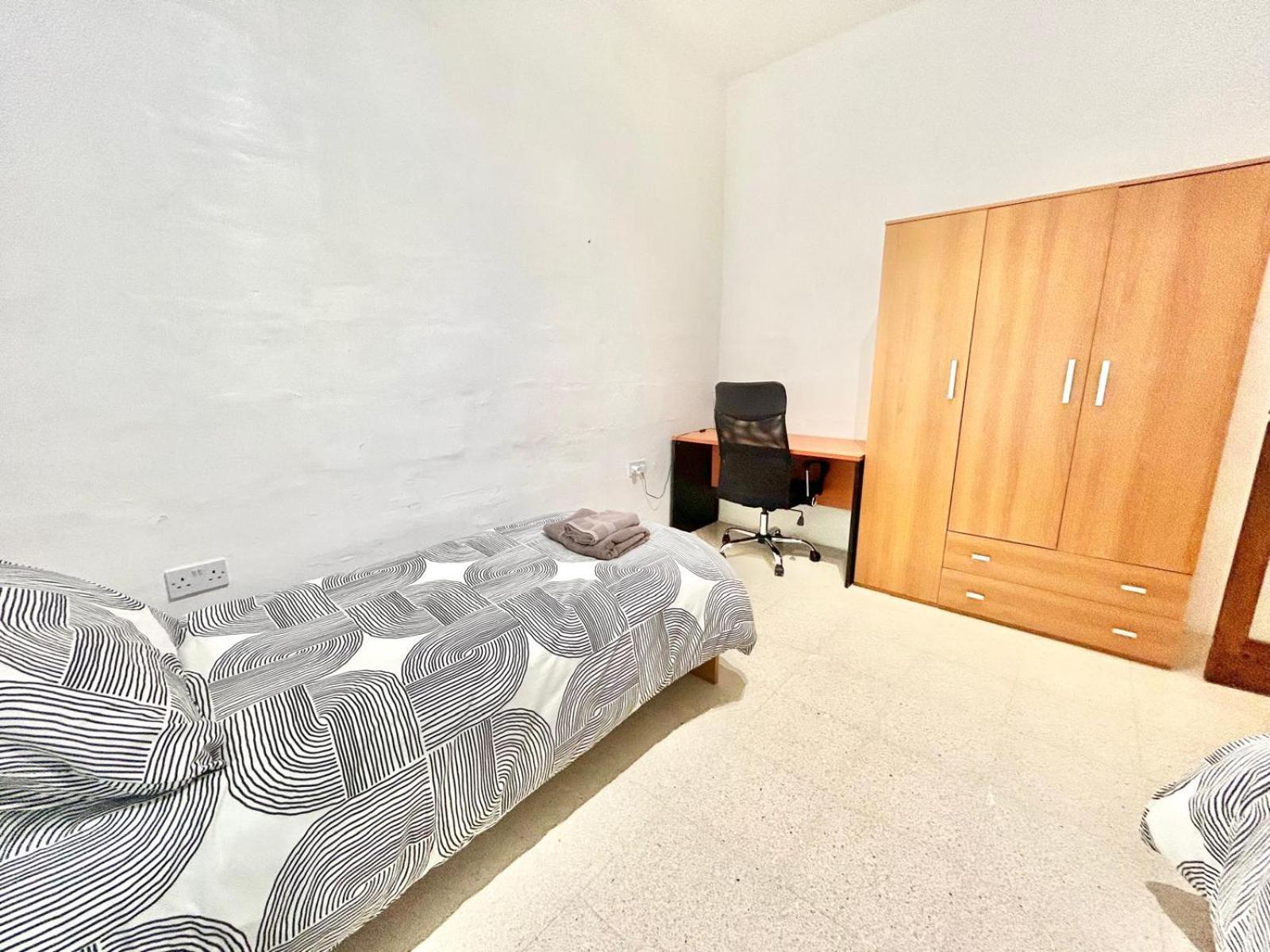 St Julians - Balluta Bay Large 3 Bedroom Apartment Sliema Buitenkant foto