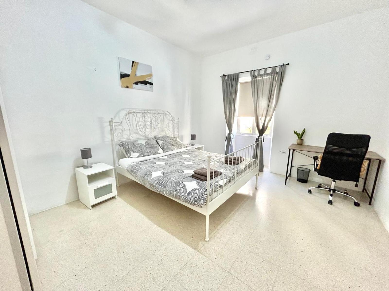 St Julians - Balluta Bay Large 3 Bedroom Apartment Sliema Buitenkant foto
