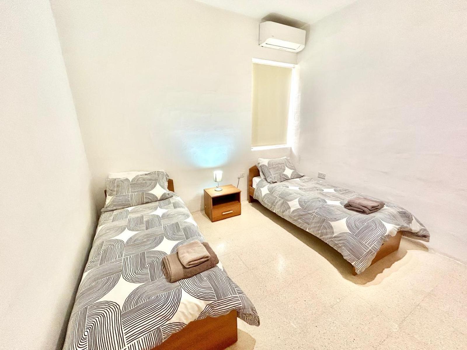 St Julians - Balluta Bay Large 3 Bedroom Apartment Sliema Buitenkant foto